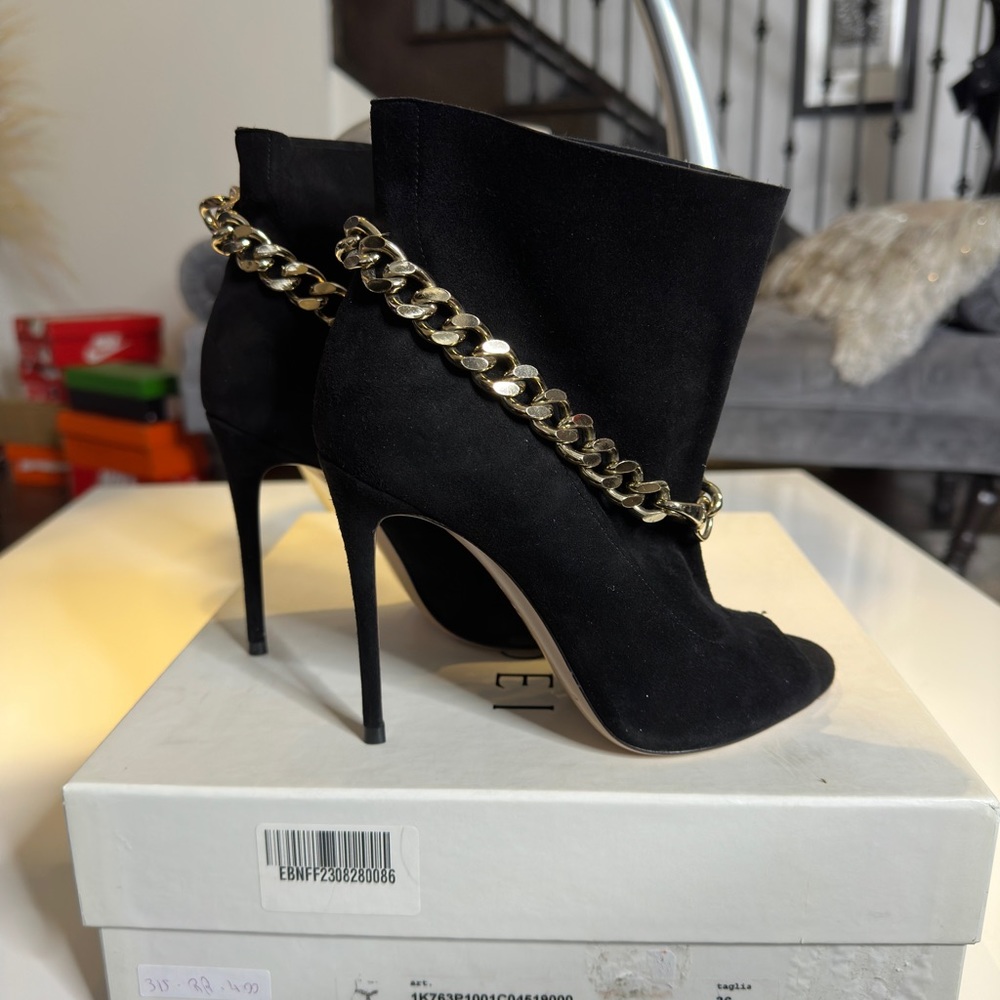 Casadei

Chain-Link Suede Booties